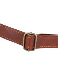 Brun læderbælte med en firkantet messingbuckle og kontrasterende syninger langs kanterne, med en glat overflade og klassisk design.
