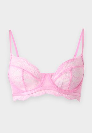 Roze kanten bh met beugel en verstelbare bandjes op een effen lichte achtergrond.