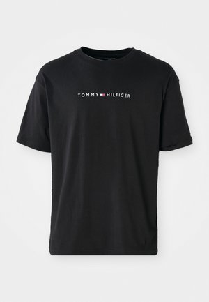 Zwarte katoenen T-shirt met korte mouwen, met het "TOMMY HILFIGER" logo in witte en rode tekst over de borst, ronde halslijn.