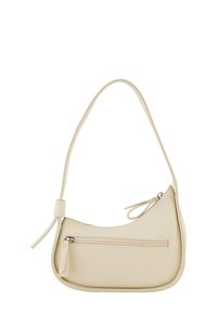Beige hobo tas gemaakt van gestructureerd synthetisch materiaal, met een enkele schouderband, een ritsvak aan de voorkant en een gebogen vorm.