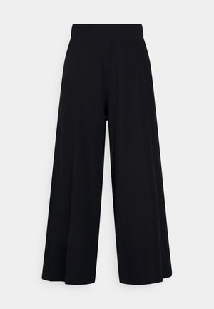 Černé široké kalhoty s texturovanou látkou a elastickým pasem. Design zahrnuje volný střih a rovnou siluetu.