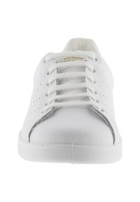 Baskets en cuir blanc avec des lacets blancs, détails perforés sur les côtés et une semelle en caoutchouc, vues de l'avant.