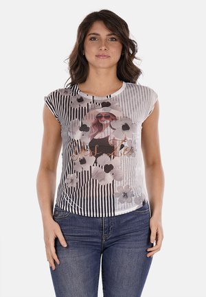 T-shirt a maniche corte a righe con stampa floreale e design grafico. I colori includono nero, bianco e tonalità di grigio. Tessuto morbido e leggero.