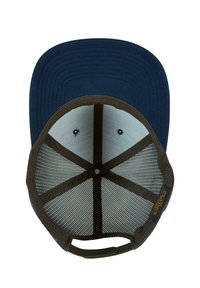 Tamna plava bejzbol kapa s ravnim vizirima, smeštim od smešnog materijala, i svetlosivim unutrašnjim delom. Ima ventilacione rupice i podesivu traku.