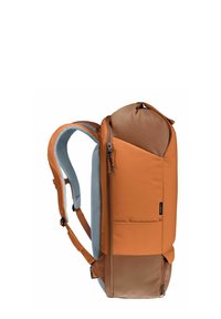 Sac à dos orange et marron avec des bretelles rembourrées, un panneau arrière texturé et plusieurs poches zippées pour l'organisation.