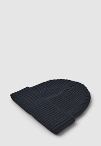 Cappello beanie lavorato a maglia di colore blu navy con texture a coste e risvolto, realizzato in un materiale morbido e elastico per comfort e calore.