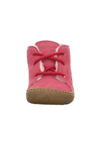 Pohled zepředu na červenou semišovou dětskou botu s červenými tkaničkami a hnědou gumovou podrážkou, která má viditelné bílé fleecové podšívání uvnitř.