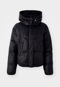 Schwarze Pufferjacke mit hohem Kragen und verstellbarem Kapuzenzug, ausgestattet mit einem vorderen Druckknopfverschluss und diagonalen Steppnähten am Körper.