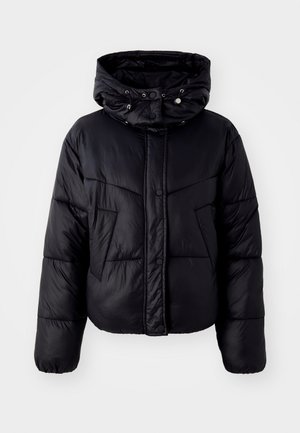 Svart pufferjacka med hög krage och dragsko på huven, med ett framknäppe och diagonalt quiltat mönster på kroppen.