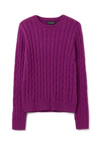 Lila gestrickter Pullover mit einem strukturierten Kabelmuster, geripptem Rundhalsausschnitt sowie gerippten Bündchen und Saum. Das Material scheint weich und mittelschwer zu sein.