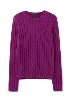 Pull en maille violet avec un motif de câble texturé, encolure ras du cou côtelée et poignets et ourlet côtelés. Le matériau semble doux et de poids moyen.