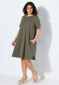 Ulla Popken A-LIJN RONDE HALS KORTE MOUWEN ZAKKEN - Žerzejové šaty - olive grey