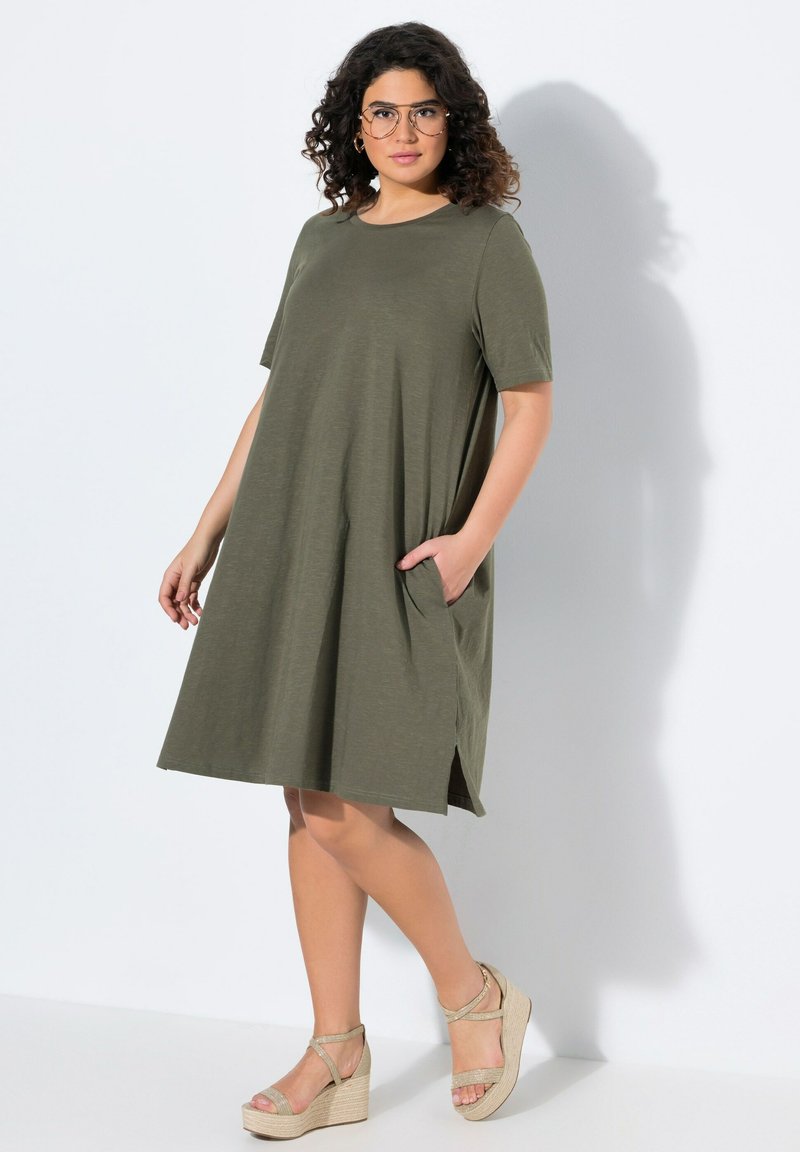 Ulla Popken A-LIJN RONDE HALS KORTE MOUWEN ZAKKEN - Žerzejové šaty - olive grey