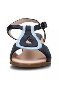 Sandal in pelle nera con un accento azzurro chiaro, design con punta aperta, cinturino regolabile alla caviglia con fibbia e una suola liscia beige.