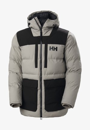 Chaqueta acolchada en gris claro y negro, con capucha, dos bolsillos frontales y cierre de cremallera. El material está acolchado para proporcionar aislamiento.