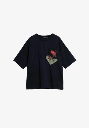 Marineblå oversized t-shirt lavet af bomuld, med en farverig fuglemønsterlomme på fronten. Kortærmet og rund halsudskæring.