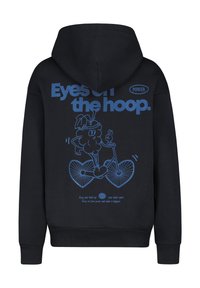 Schwarzer Hoodie mit einem blauen Grafikdesign und dem Text "Blicke auf den Korb." Eine Figur fährt auf einem herzförmigen Fahrrad mit verspieltem Text.