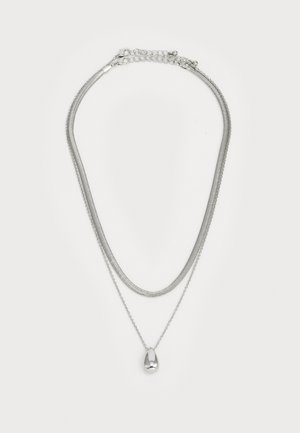 Srebrna ogrlica z več plastmi verig: ena gladka, ravna trak in ena nežna veriga z poliranim kapljastim obeskom.