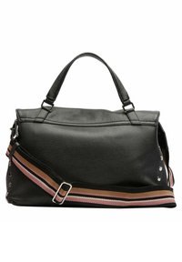 Borsa a mano in pelle nera con manico superiore e tracolla regolabile a righe. Presenta dettagli metallici e una superficie lavorata.