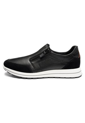 Schwarzer Sneaker aus Leder zum Hineinschlüpfen mit seitlichem Reißverschluss, strukturiertem Obermaterial, Wildledereinsätzen an Zehen- und Fersenpartie und weißer Gummisohle.