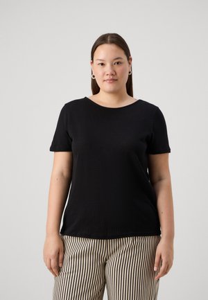Svart t-skjorte med korte ermer og rund hals, laget av myk stoff. Kombinert med stripete beige og svarte bukser.