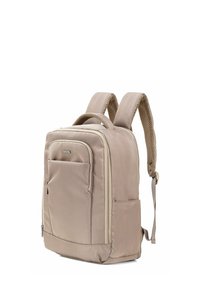 Beżowy plecak nylonowy z wyściełanymi siateczkowymi ramiączkami, przednią kieszenią, zapięciem na zamek i prostokątnym kształtem, zaprojektowany do noszenia.
