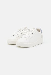 Baskets blanches en cuir lisse ; bout arrondi, design à lacets, perforations subtiles sur le côté, avec un accent bleu clair sur le talon.