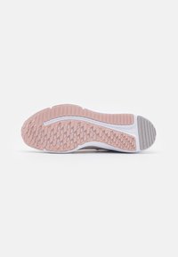 Suela de zapato con un diseño estampado; material de goma en tonos rosa y gris. Presenta áreas de agarre texturizadas y secciones lisas para ofrecer tracción.