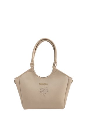 Borsa a mano in pelle beige con due manici, placca con logo dorato e design traforato a forma di cuore con iniziali sul davanti.