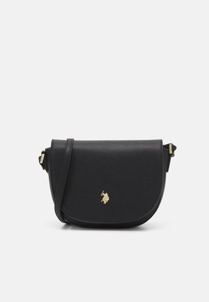 Sort læder crossbody-taske med klaplukning og tynd strop, med en lille gylden hest og rytter emblem foran i midten.