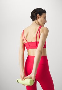 Girlfriend Collective ANDY BRA SPLIT STRAP - Sportski grudnjak s blagom potporom - cherry