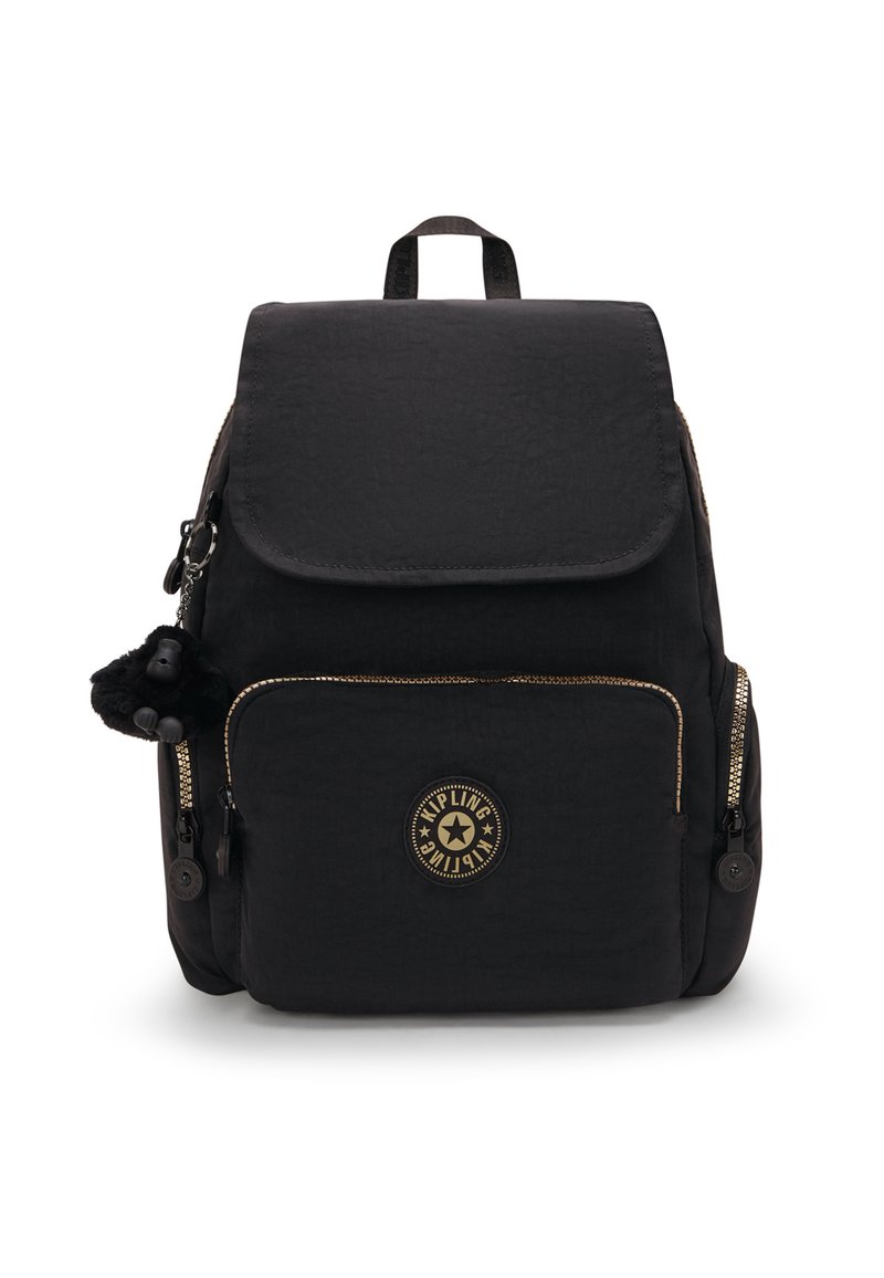 Zaino in nylon nero con finitura testurizzata, pattina arrotondata, tasca frontale e zip dorate. Presenta un charm a forma di scimmia e il logo sul fronte.