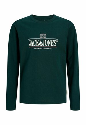 Ciemnozielona koszulka z długim rękawem i okrągłym dekoltem, z napisem „JACK & JONES Designed in Copenhagen” i małym emblematem na piersi.