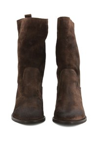 Stivali al ginocchio in suede marrone, con una texture liscia, punta arrotondata e un tacco discreto. Presentano un semplice elastico in alto per facilitare l'indossamento.