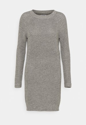 Langærmet grå strikket sweaterkjole med rund halsudskæring og ribkantede manchetter, vist mod en ensfarvet hvid baggrund.