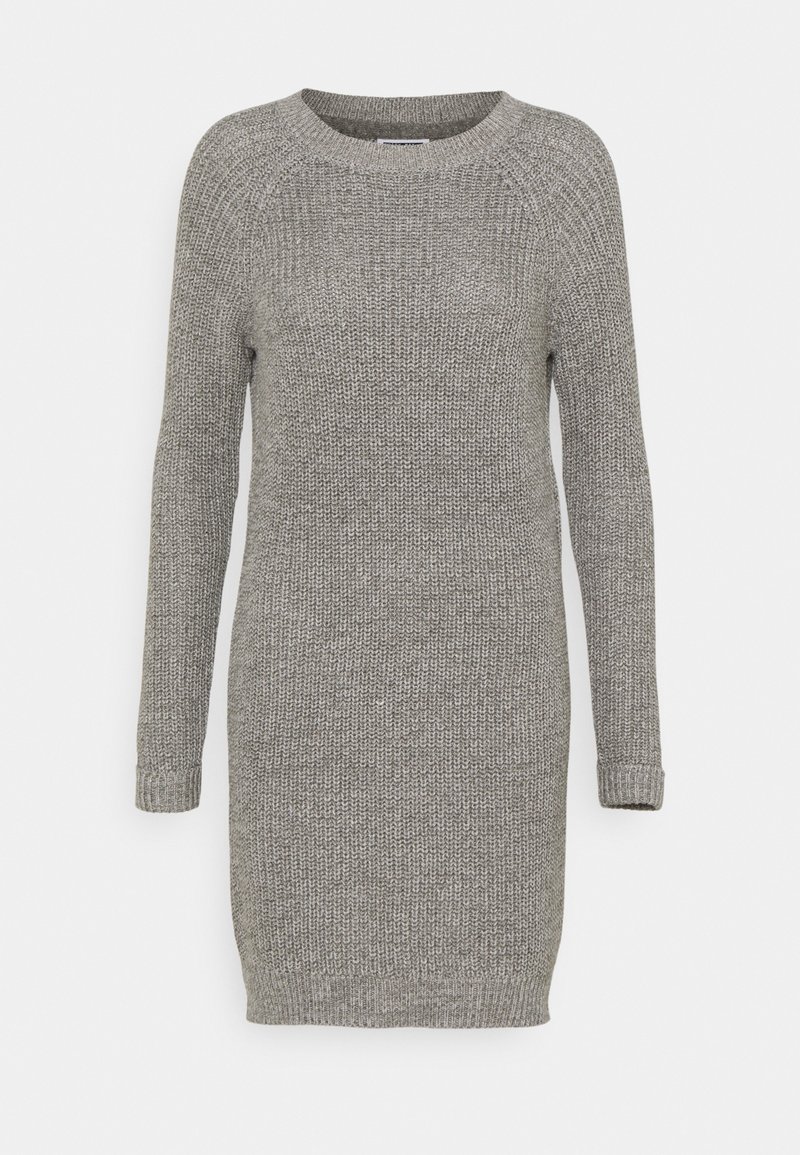 Robe-pull gris en maille à manches longues avec un col rond et des poignets côtelés, présentée sur un fond blanc uni.