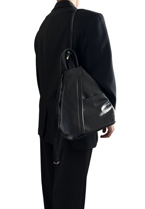 Zaino in pelle nera dal design elegante, con tasca frontale e spallacci regolabili. Superficie testurizzata con un leggero lucido.