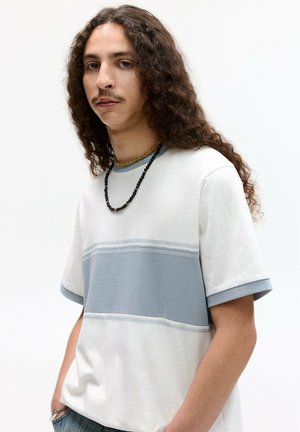 Bomuld T-shirt med et lys grå og blå farveblokdesign, korte ærmer med kontrasterende manchetter og rund halsudskæring.