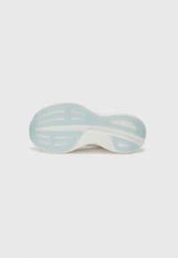 Suela de zapato que presenta un goma azul translúcida con patrones de agarre texturizados y una entresuela blanca. Forma curvada con contornos pronunciados.