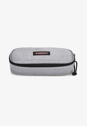 Estuche de lápices de tela gris con un acabado texturizado, cremallera negra y un tirador de cremallera circular, que presenta un parche de logo de Eastpak en la parte superior.