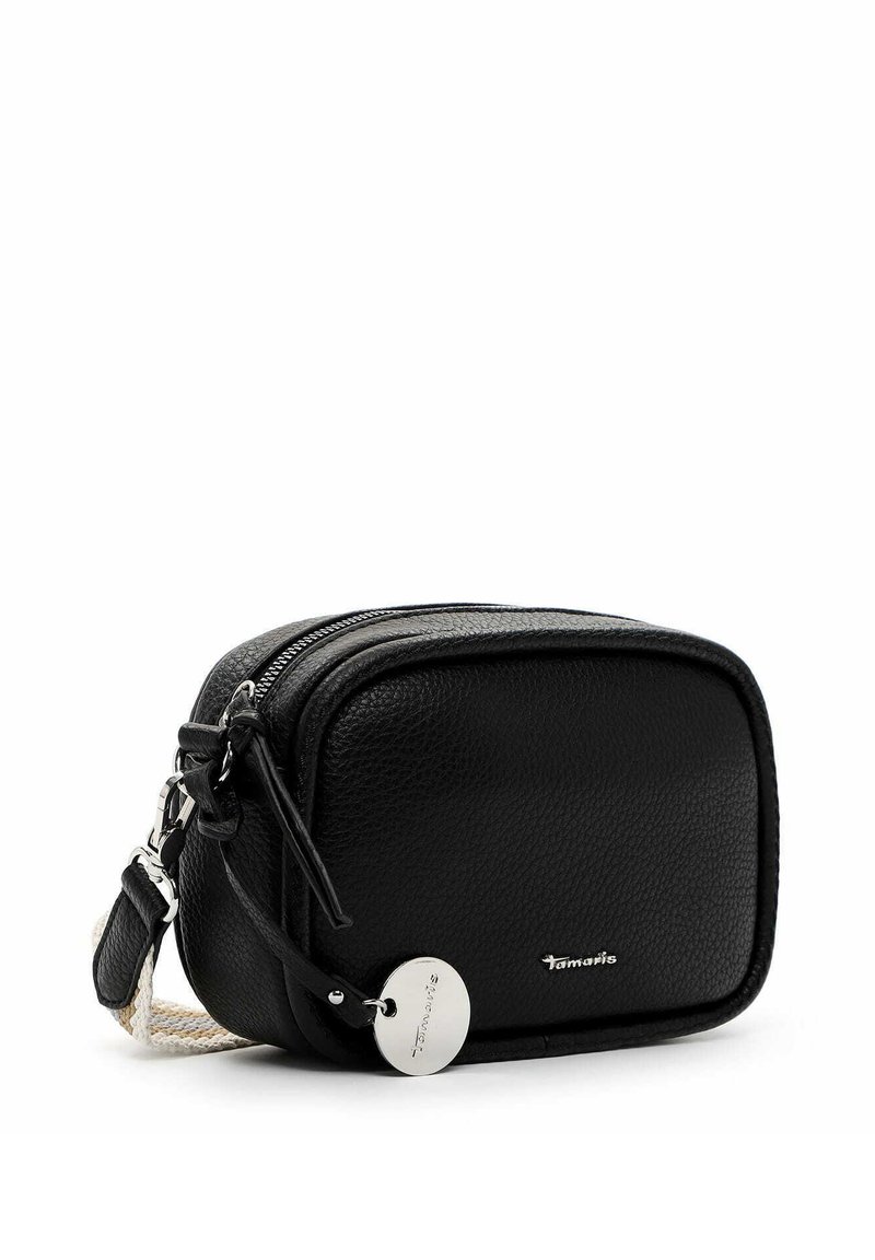 Zwarte leren crossbody tas met textuur, rechthoekige vorm, ritssluiting, zilverkleurige hardware en afneembare schouderband. Logo-tag bevestigd.