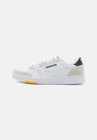 Sneaker bianche con accenti in suede, dettagli perforati e logo Reebok. Presenta lacci bianchi e suola gialla in gomma con motivo antiscivolo.