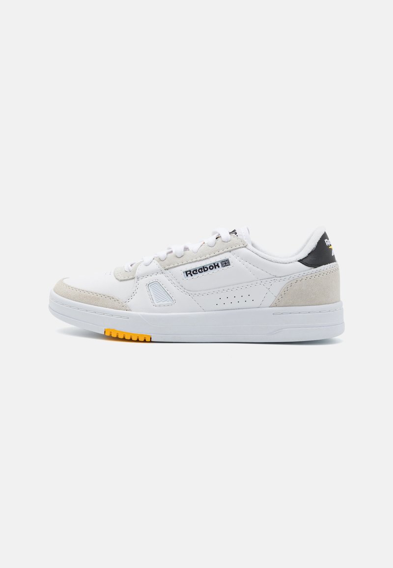 Sneaker bianche con accenti in suede, dettagli perforati e logo Reebok. Presenta lacci bianchi e suola gialla in gomma con motivo antiscivolo.