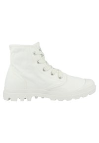 Bottines montantes blanches en toile avec une finition texturée, bout rond et semelle en caoutchouc. Caractéristiques : œillets métalliques et lacets plats.