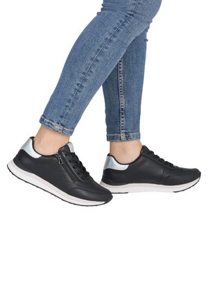 Schwarze Ledersneaker mit weißer Sohle, einem silbernen Akzent an der Ferse und einem Reißverschluss an der Seite.