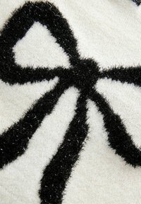 Next CHRISTMAS  TALL  - Stickad tröja - white and black tinsel bow