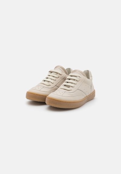 Beiga lädersneakers med låg profil, perforerade detaljer, snörning och en yttersula av gummigummi. Mjuk texturerad yta.