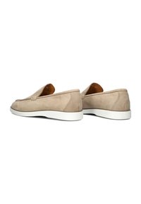Beige suède instap schoenen met een ronde neus, contrasterende witte rubberen zool en decoratieve stiksel details op het bovenmateriaal.