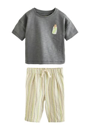 Oblečenie pre batoľa so sivým tričkom s krátkym rukávom, ktoré má malú grafiku nanuku, a krémovými pruhovanými šortkami so šnúrkou.