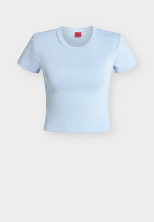 Hele sinine naiste liibuv lühikeste varrukatega lühike top ümar kaeluse ja reljeefse "HUGO" logoga rinnal.